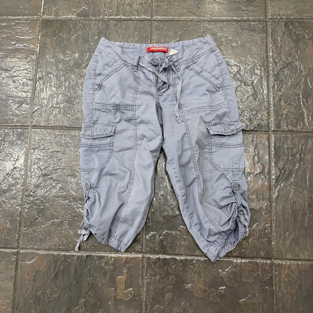 UNIONBAY Gray Cargo Y2K Capris for Women Size 0 - Picture 2 of 7